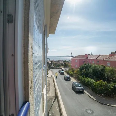 70 Négyzetméteres, 2 Hálószobás Apartman 1 Fürdőszobával Marvila Területén Apartman Lisboa